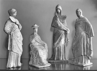 Groupe de femmes drapées, de Tanagra